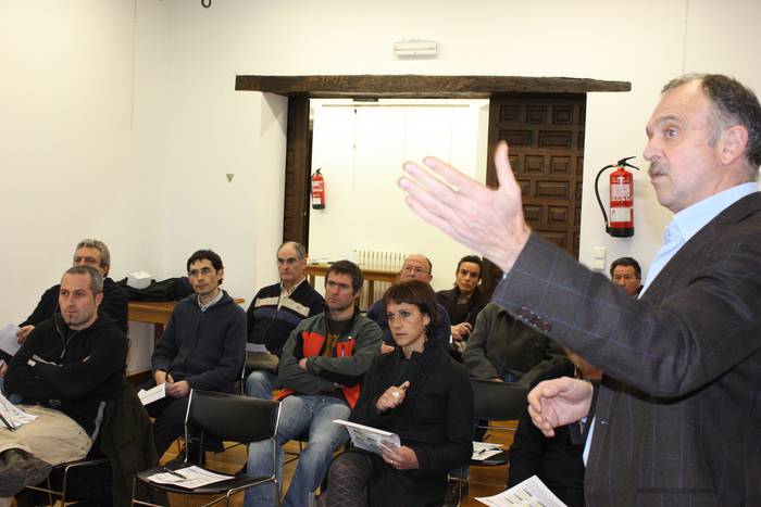 Rafa Uribarren: "Gure helburua da herri txikietako bizi kalitatea hobetzea herritarrak ez joateko inguruko herrietara bizitzera"