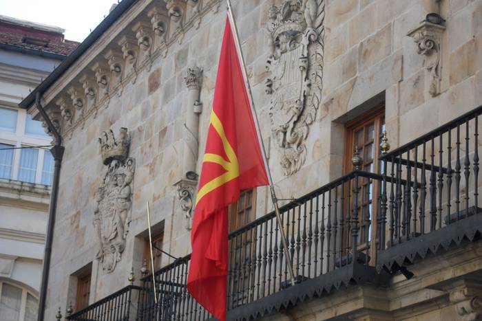 Nafarroako bandera xingola beltzarekin jarri dute udaletxeko balkoian