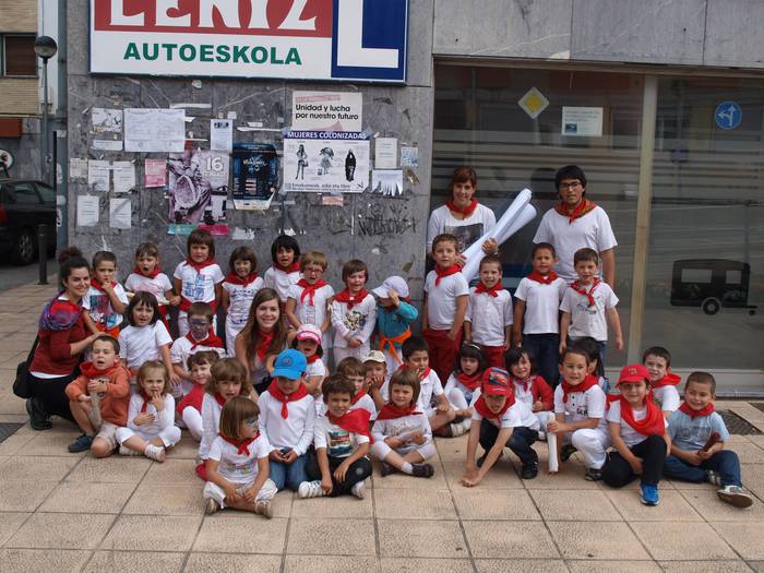 Eskoriatzako udalekuetako gaztetxoek ospatu dituzte San Fermin jaiak