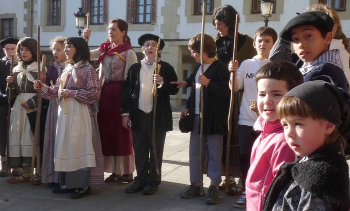 Santa Ageda bezperako koplak abestu dituzte eskolako umeek