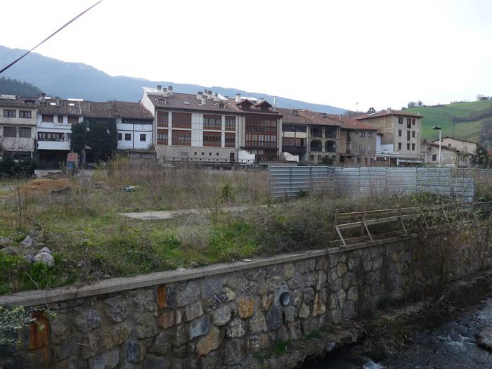 Santa Mariñeko aparkalekua egingo da Eskoriatzan, lurren jabeekin akordioa lortuz gero