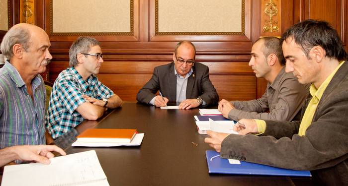 Herri ekimeneko euskal hedabideek sektorearen diagnostikoa aurkeztu diote Gipuzkoako Foru Aldundiari