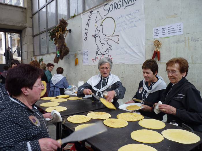 Artisauen lanak, sagardoa eta taloa domekan San Milixanetako eskulangintzen ferian 