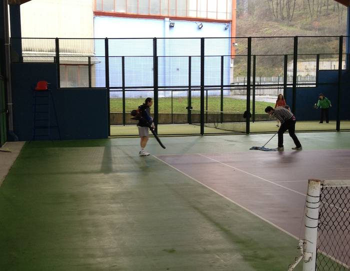 Txapelketa prestatu, eta tenis pista bustita zegoelako, etxera
