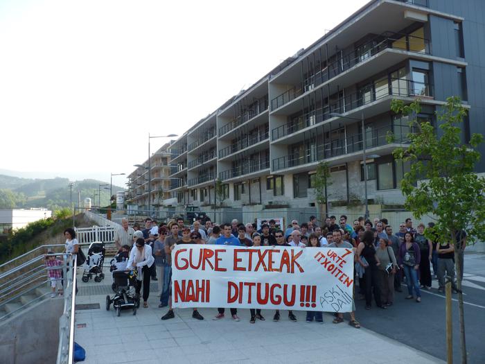 "Gure etxeak nahi ditugu" diote Txarapeako bizilagunek