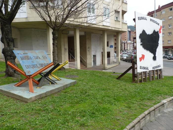 Guardia Zibilak hildakoen aldeko plaka ez da iraingarria
