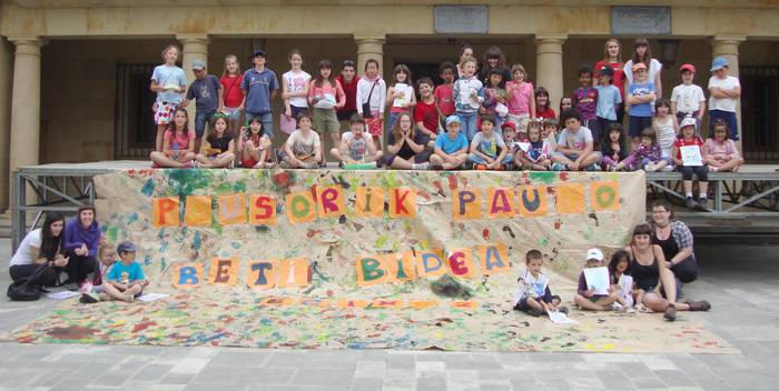 Zapatuan egun pasa ederra egin zuten gaztetxekoek eta herriko umeek