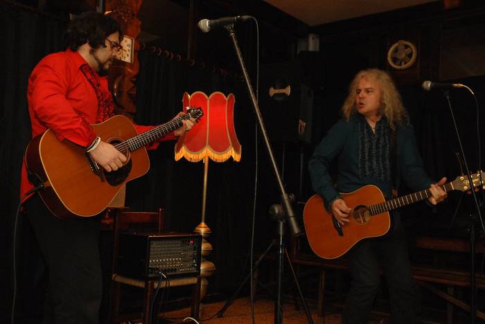 Rock eta blues doinu zaharrak bertsionatuz, ikusleak pozik Oñatin