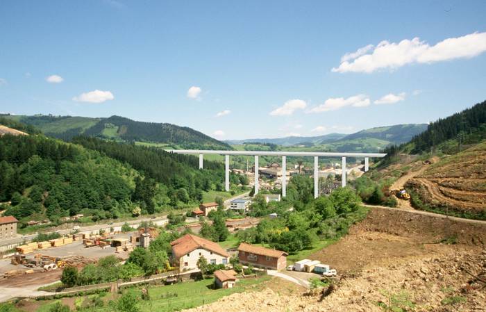 AHT: 900 metroko zubi metalikoa Deba ibaiaren gainetik