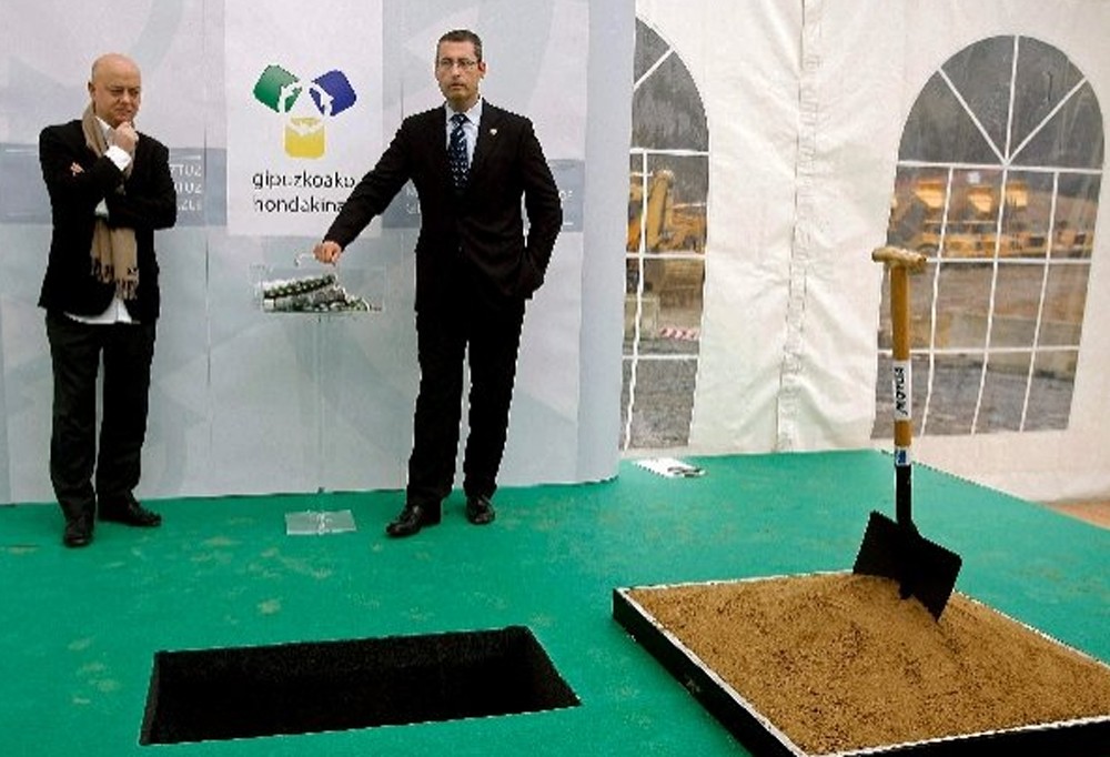 Errauste plantaren lehen harria jarri dute