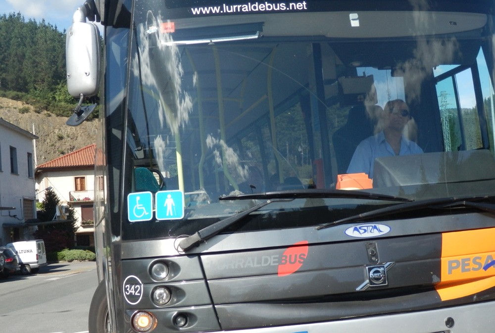 Autobus zerbitzua zela hobetu herritarren artean adoste prozesuan ari da Aldundia