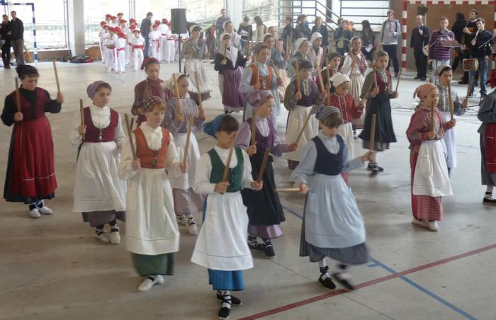 Eskolako patioan egin dute goizeko dantza-saioa Antzuolan bildutako gaztetxoek