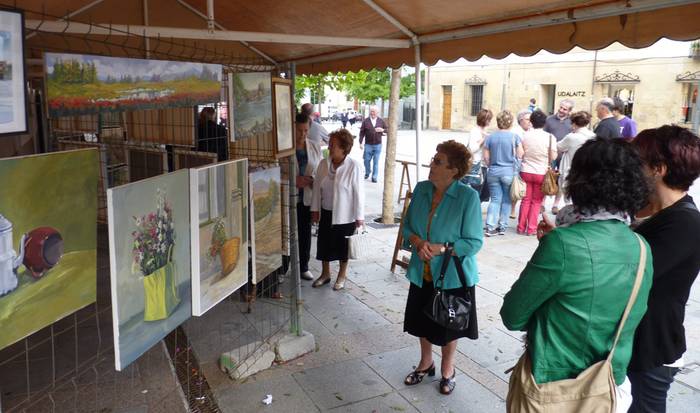 Arte azoka egin dute Arrasate Margo Taldekoek