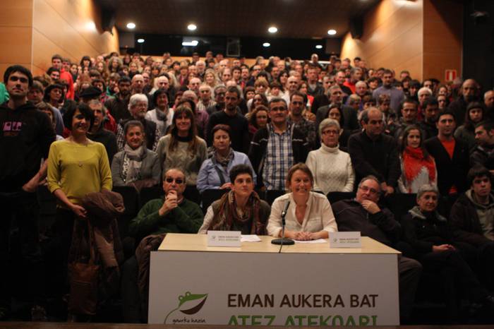 Atez ateko sistemarentzat "aukera bat" eskatu dute 300dik gora oñatiarrek