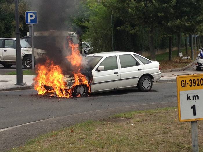 Su hartu du auto batek Aretxabaletan