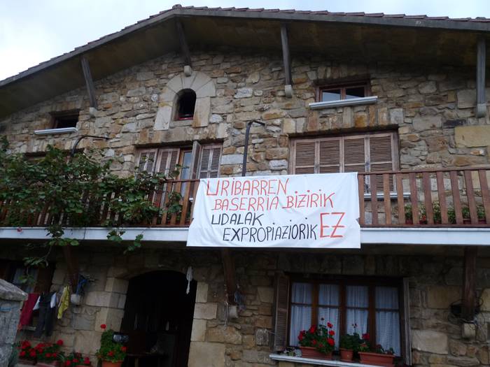 Adostasunik ez Aramaioko Udalaren eta Uribarren familiakoen artean