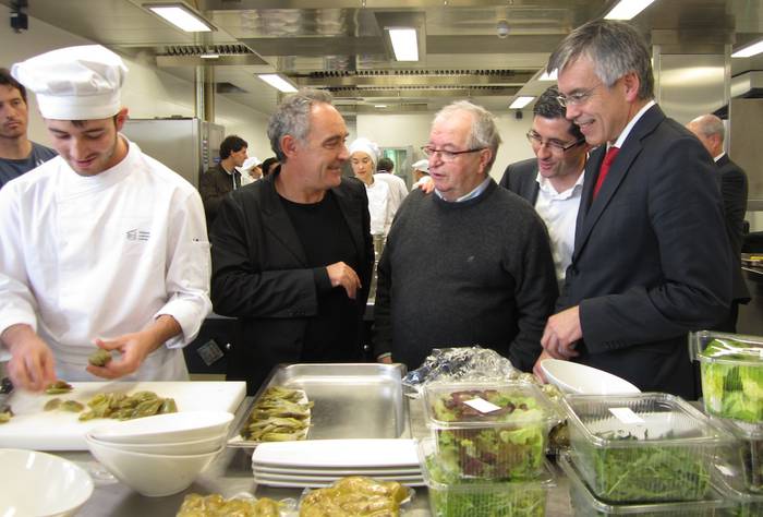 Ferran Adriak Basque Culinary Centerren instalazioak bisitatu ditu