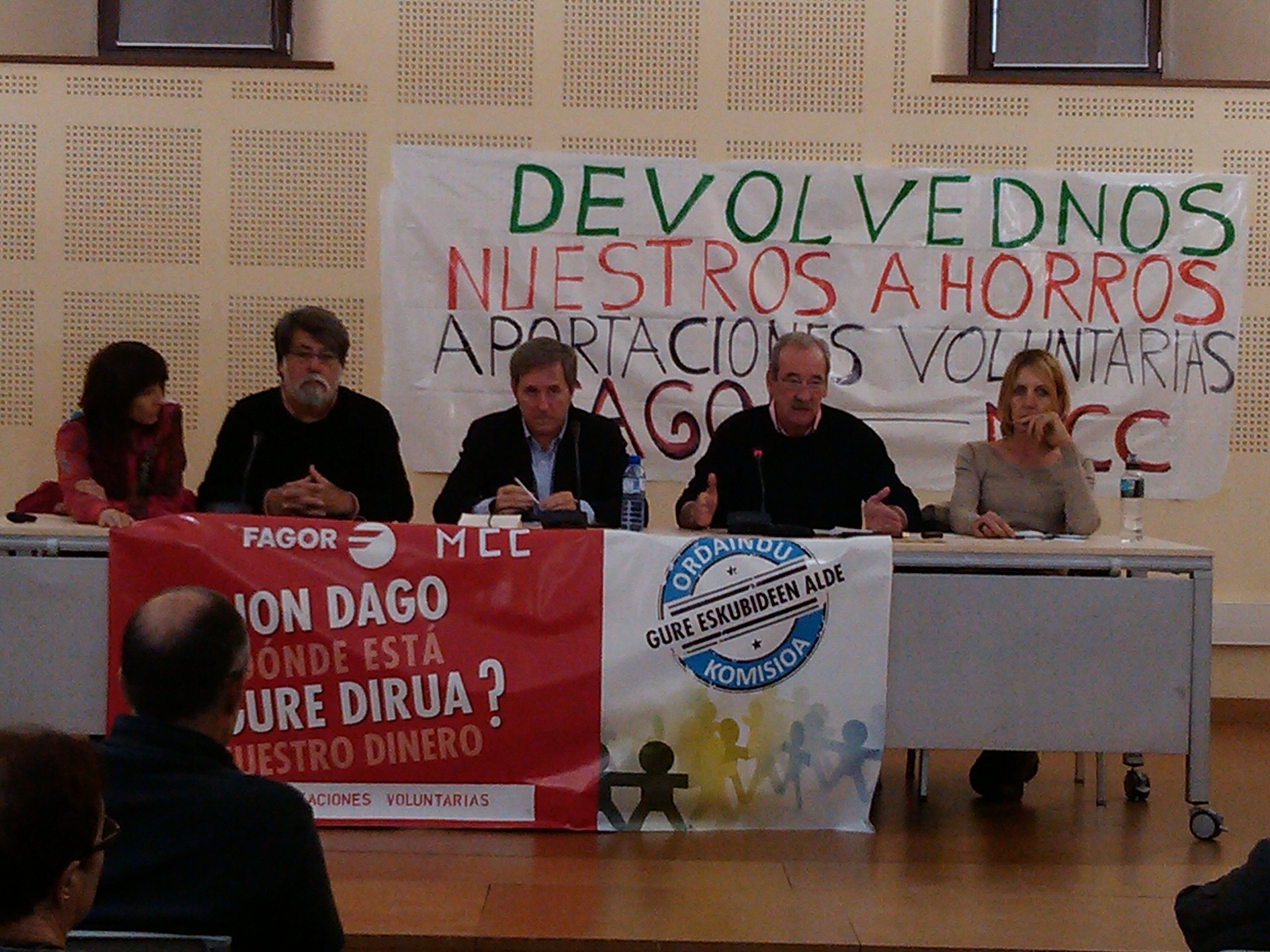 Kezkak argitzeko batzarrak egin dituzte Ordaindu plataformako kideek