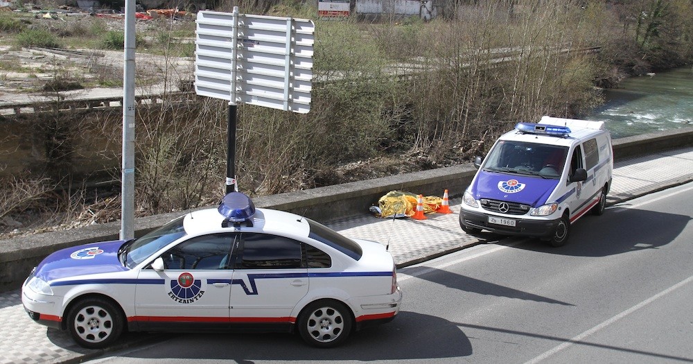 Arma zuriz egindako zauriak ditu zapatuan Deba ibaian topatu zuten bergararraren gorpuak