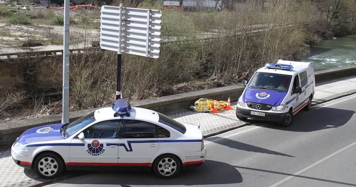 Arma zuriz egindako zauriak ditu zapatuan Deba ibaian topatu zuten bergararraren gorpuak