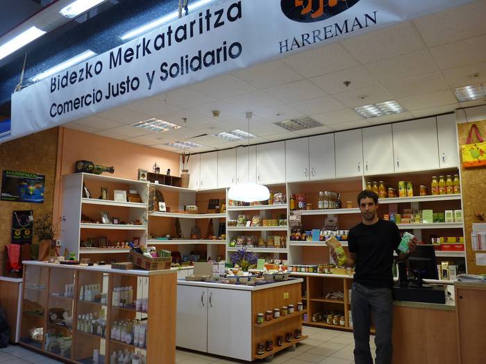 Bidezko merkataritza iritsi da eskola eta fabriketara 