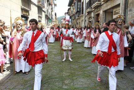 Erlijioa, tradizioa eta folklorea bat eginda Corpus jaietan