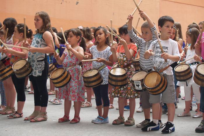 San Juanen usainean, danborrada entseguak