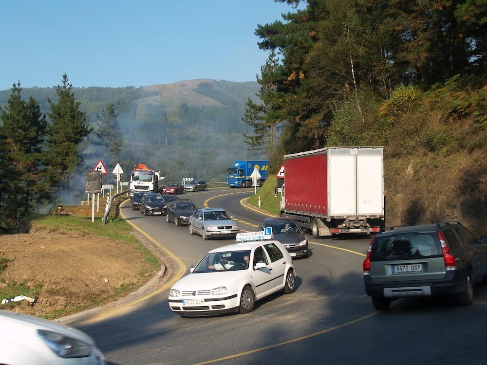 Deskargako bidesaria dela-eta, aurrez aurre jarraitzen dute Aldundiko gobernuak eta oposizioak