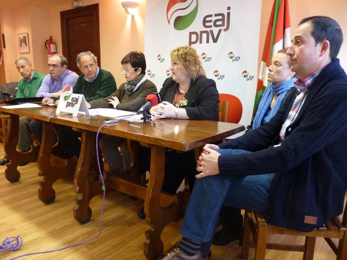 EAJren bailarako zinegotziak, txipa duen bosgarren edukiontziaren alde