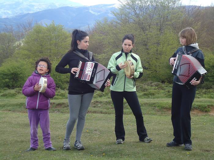Trikiti doinu artean ospatu dute Elixabarri Eguna ere
