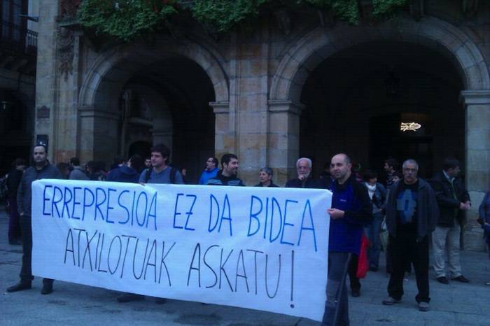 Azken atxilotuak askatzeko eskatu dute Oñatin
