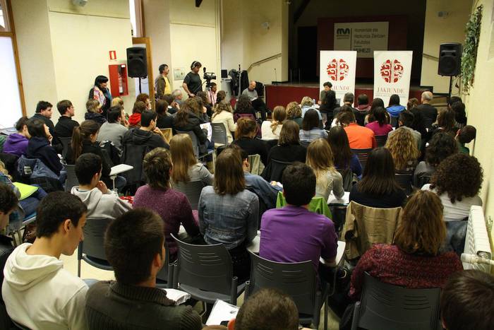 Huheziko ikasleek lehen eskutik ezagutu dituzte Esther Ferrerren zalantza, ardura eta esperientziak 