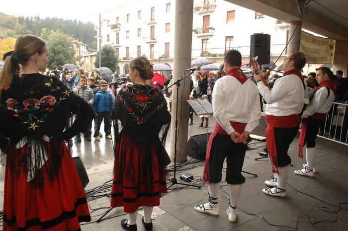Gastronomia eta folklorea arkupetan babestu dira Aretxabaletan