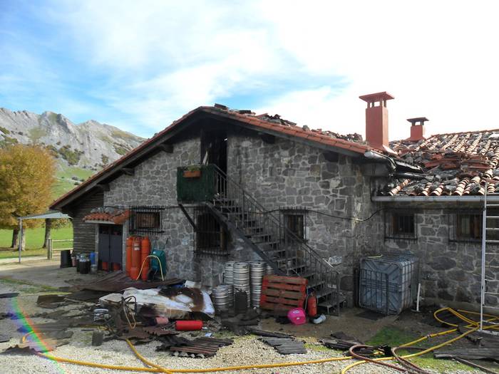 Su hartu du Urbiako fondako sukaldeak, eta teilatua ere erre da