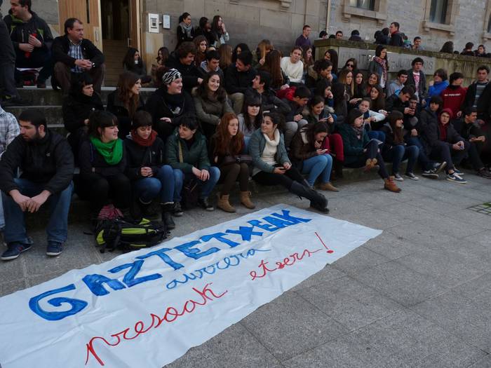Bilkura egin dute Iraitz Arizabaleta gazte bergararrari babesa erakusteko, haren deklarazio hartzean
