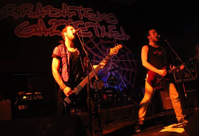 Belaunaldi ezberdinetako punk zaleak asetu zituen zapatuko gaztetxeko kontzertuak 
