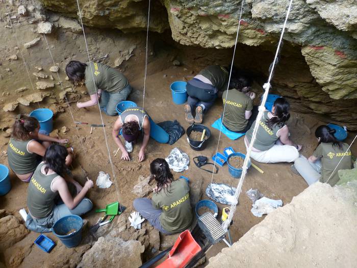 Leizetxiki: duela 150.000 urte baino gehiagoko hartzaren hezurrak aurkitu dituzte