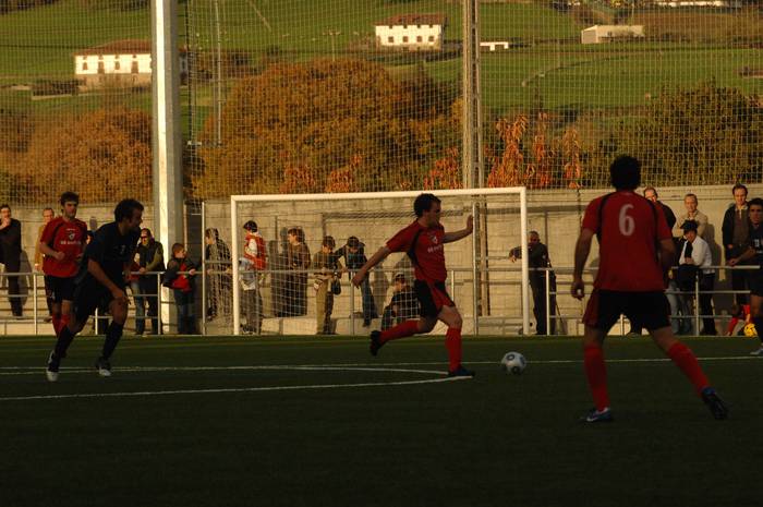 Gol bariko derbi aspergarria jokatu dute Aloñak eta Bergarak Azkoagainen