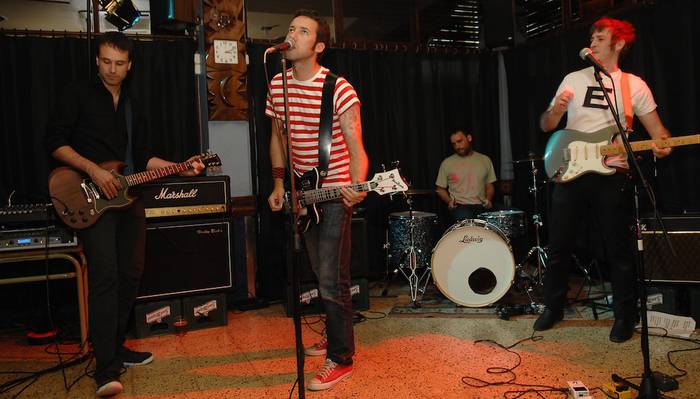 Garage eta surf doinuak Antton tabernan