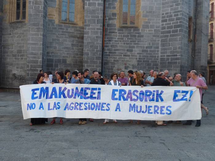 30 lagun inguru Txaro Roman de la Fuenteren hilketa salatzeko elkarretaratzean