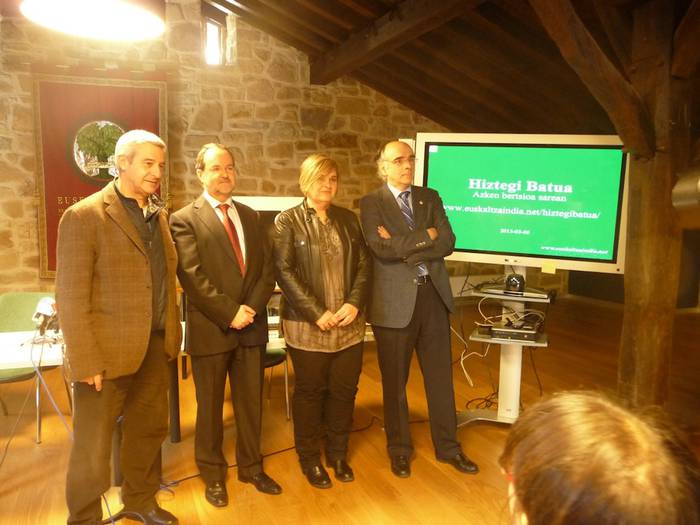 Miriam Urkia aretxabaletarra Hiztegi Batuaren azken bertsioaren egileetako bat