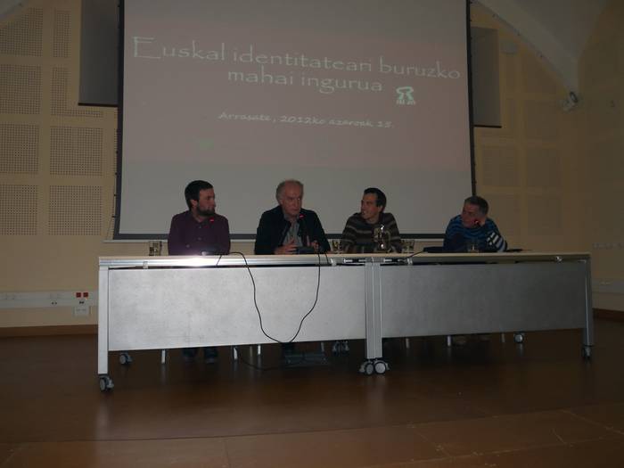 Identitate bakarraz barik, identitateez egin zuten berba atzo Kulturaten