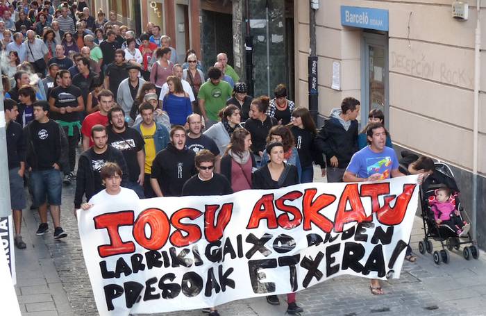 Uribetxeberria "lehenbailehen" askatzeko eskatu dute arrasatearrek