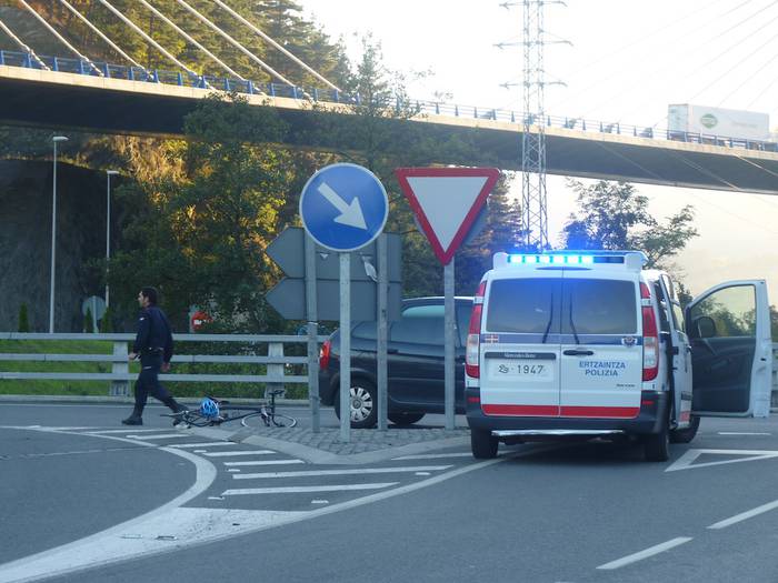 Auto batek txirrindulari bat harrapatu du Arrasate eta Aretxabaleta artean
