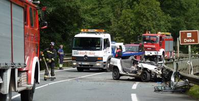 Hildako bat eta zauritu bat auto batek eta autobus batek aurrez aurre jo ostean