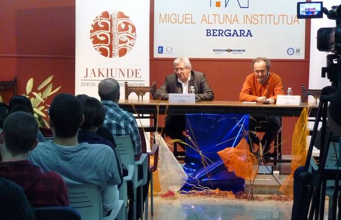 Etxenike eta Ugalde, etxean moduan