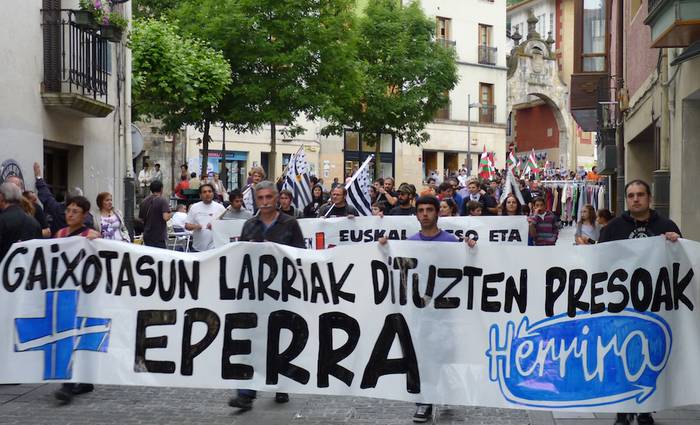 Leongo buelta eginda, Josu Uribetxeberria aske uzteko eskatu dute Arrasateko kaleetan ere