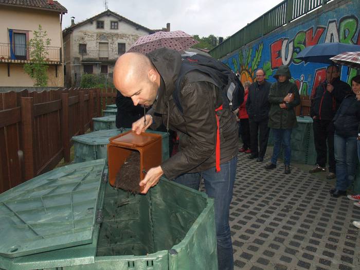 Zubibarri eta Bidebarrietako auzo-konpost guneak inauguratu dituzte Oñatin