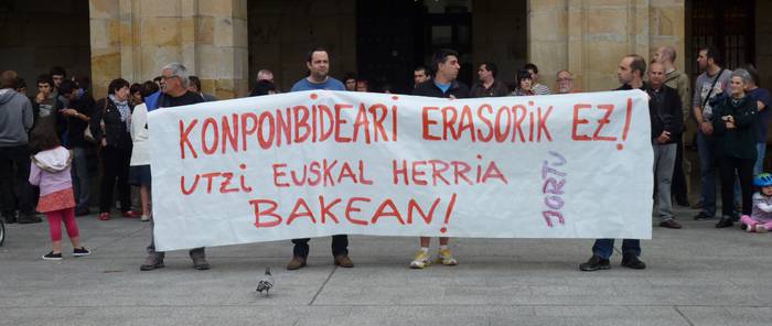 60 bat lagun elkarreratu ziren atzo 'Konponbideari erasorik ez!" lelopean
