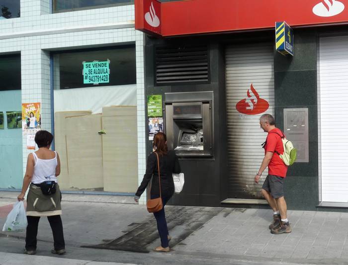 Santander banketxeko kutxazain automatikoa erre dute bart Arrasaten